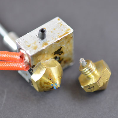 Bico entupido, plástico preso na extrusora