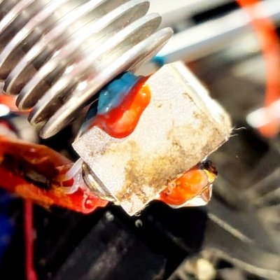 Gotas de filamento derretido no modelo impresso