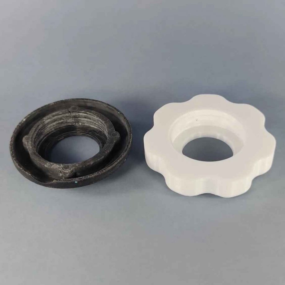 Tampa rosqueada com tubo para mangueira de aspirador de piscina antiga